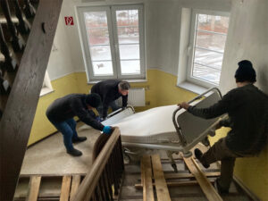 Die Krankenbetten wiegten pro Stück über 350 kg und mussten über das Treppenhaus herunter transportiert werden. Wir bedanken uns an dieser Stelle von Herzen bei den derzeitigen Eigentümer der May Klinik für Ihre großartige Unterstützung.