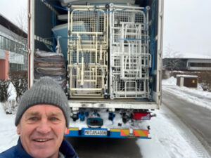 Markus Wasmeier mit Krankenhausbetten für die Ukraine im LKW Markus Wasmeier mit Krankenhausbetten für die Ukraine im LKW